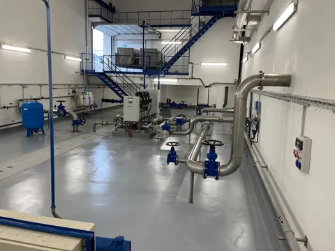 Technická místnost čerpací stanice s potrubím a armaturami