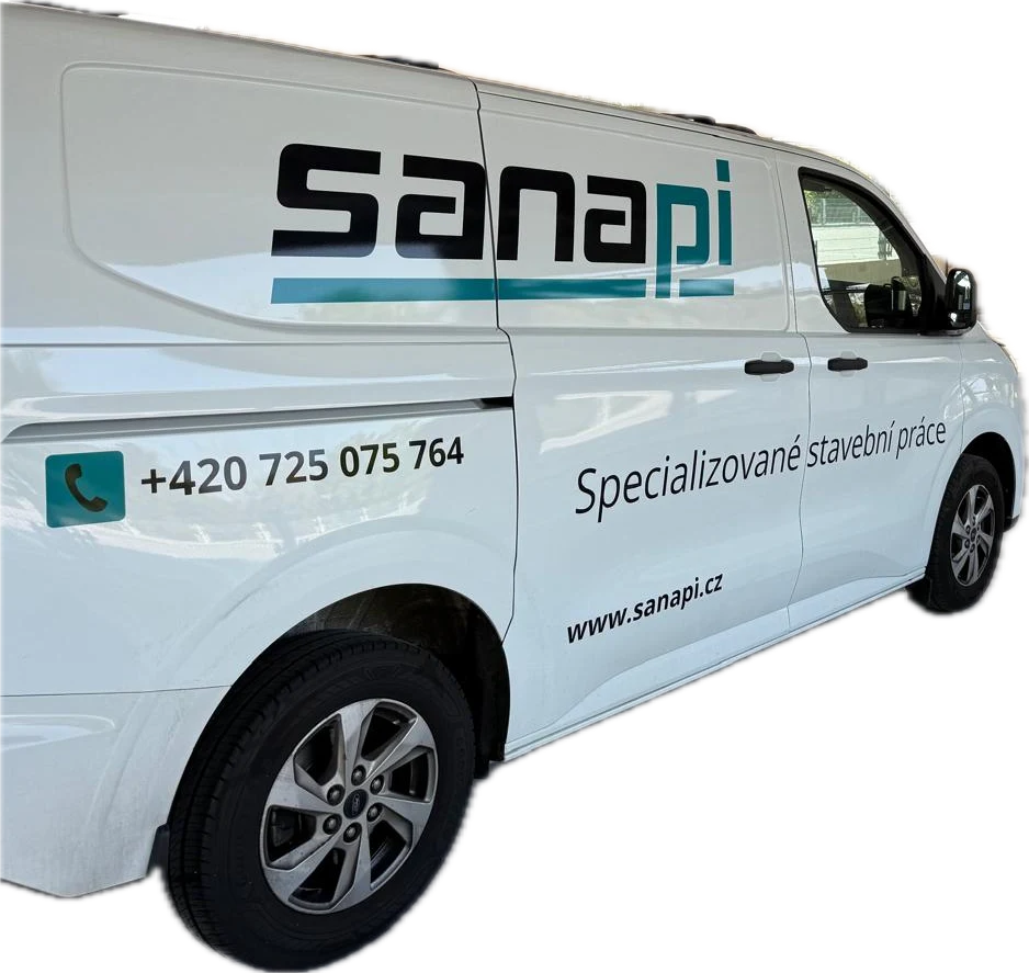 Značená dodávka SANAPI s telefonním číslem a nápisem Specializované stavební práce