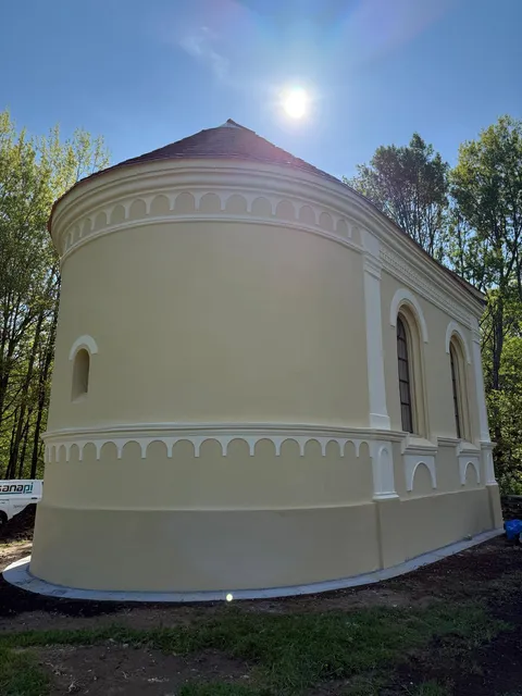 Zrestaurovaná kruhová vodárenská stavba
